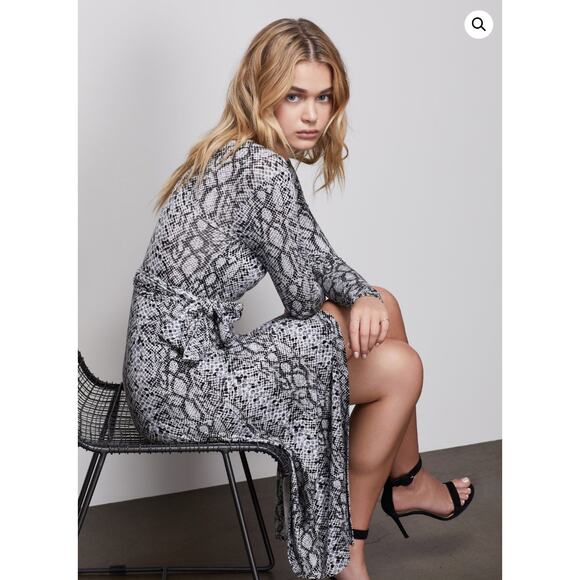 Good American NWT The Runaround Animal Print Stretch Jersey Wrap Dress // Small - Picture 15 of 16